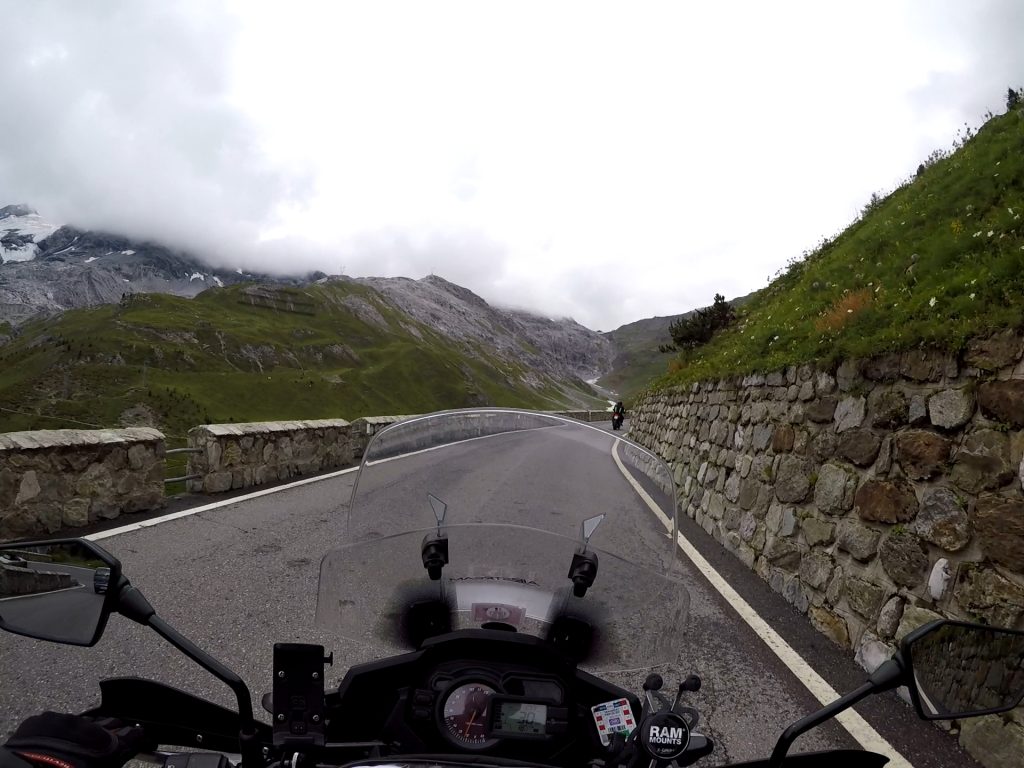 Pogled iz kacige na otvorenu dionicu Stelvio Passa okruženu alpskim krajolikom.